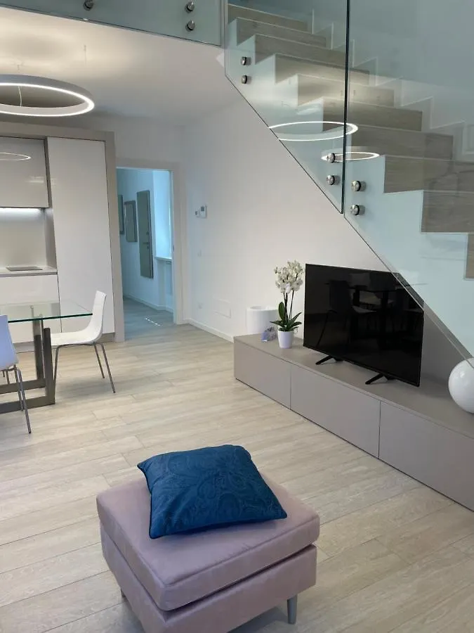 Queen Verona Luxury Apartment Sanificato Ozono 0*,  Italy