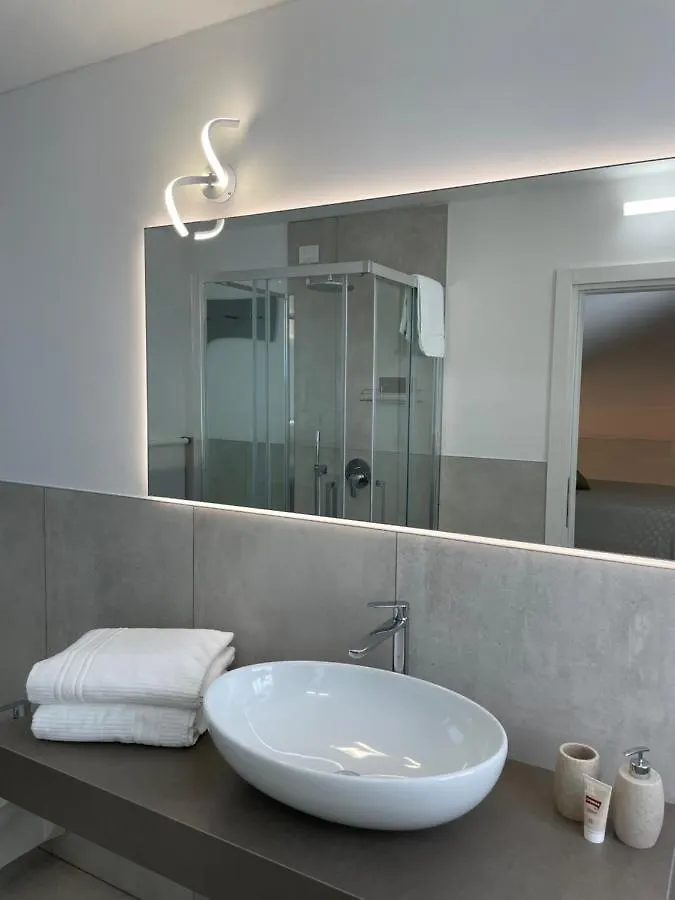 Queen Verona Luxury Apartment Sanificato Ozono 0*,  Italy